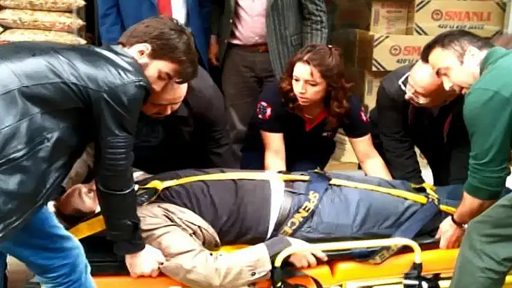 İş yeri sahibi yük asansörünün altında kaldı