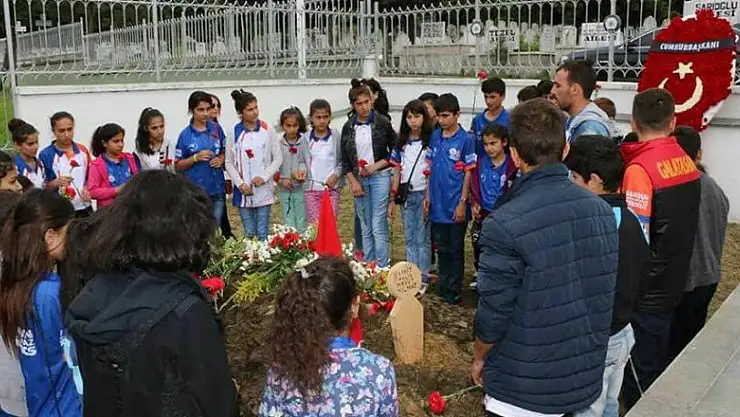 Beytüşşebaplı öğrenciler Samsun şehidinin mezarına karanfil bıraktı