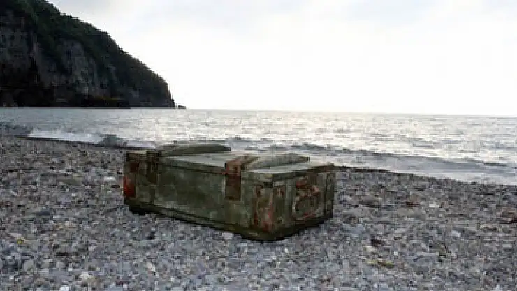 İçinde 20 adet el bombası bulunan sandık Karadeniz'de kıyıya vurdu