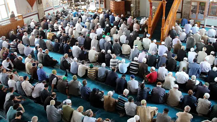 Ramazan'ın ilk cuma namazında camiler doldu taştı