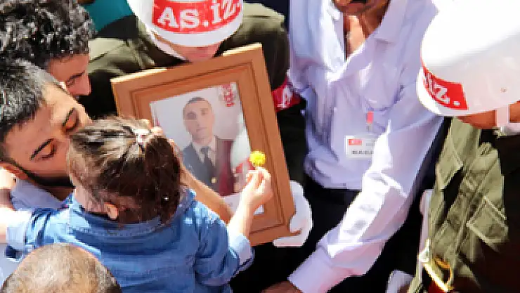 Bayram demek onun için 'babasız kalmak' demek