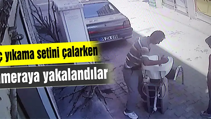 Bayan kuaförünün saç yıkama setini çalarken kameraya yakalandılar