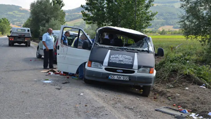 Lastiği patlayan minibüs devrildi: 8 yaralı