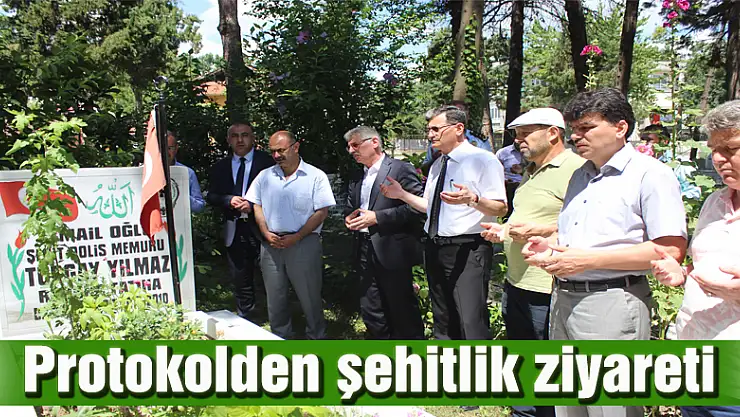Protokolden şehitlik ziyareti
