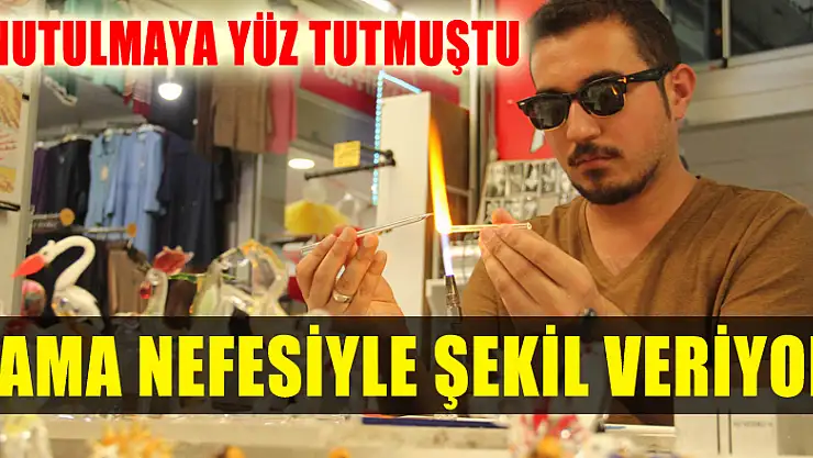 Ateşte erittiği cama nefesiyle şekil veriyor