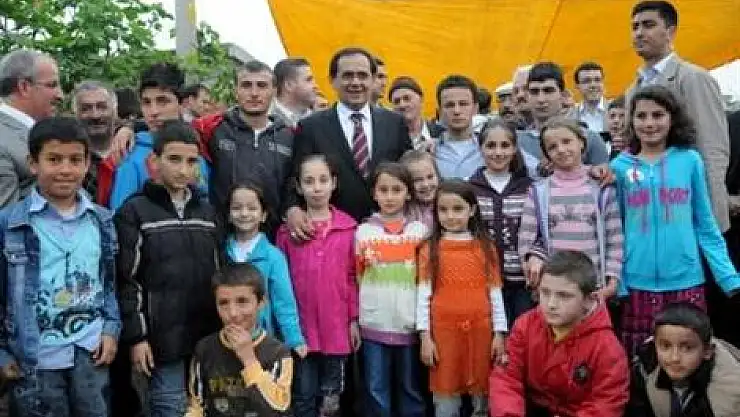 Bakan Demir'e çocuklardan büyük ilgi