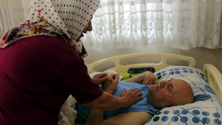 14 yıldır evden çıkmadan yatalak eşine bakıyor