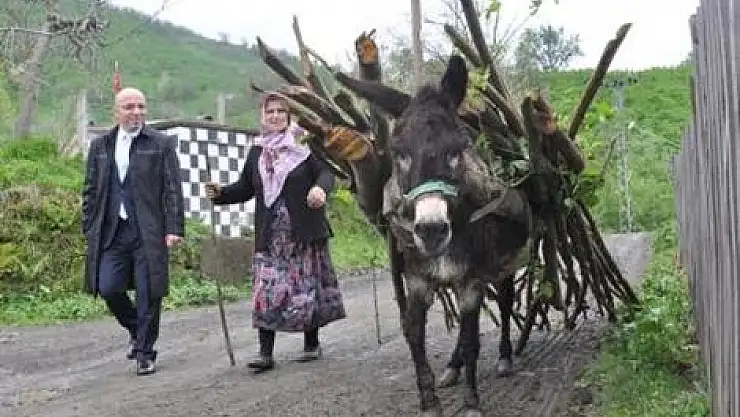 Kahveci, köy köy dolaşıp oy istiyor