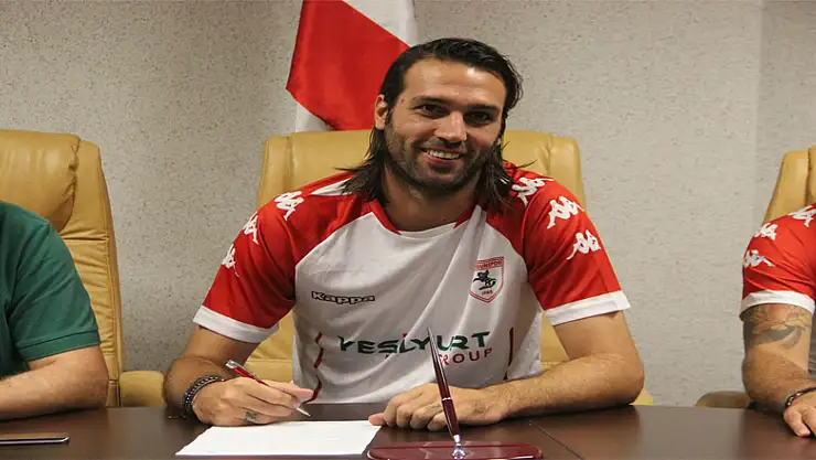 4 futbolcuyla imzalar atıldı