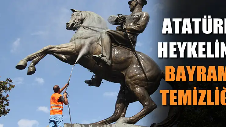 Atatürk Heykeline bayram temizliği