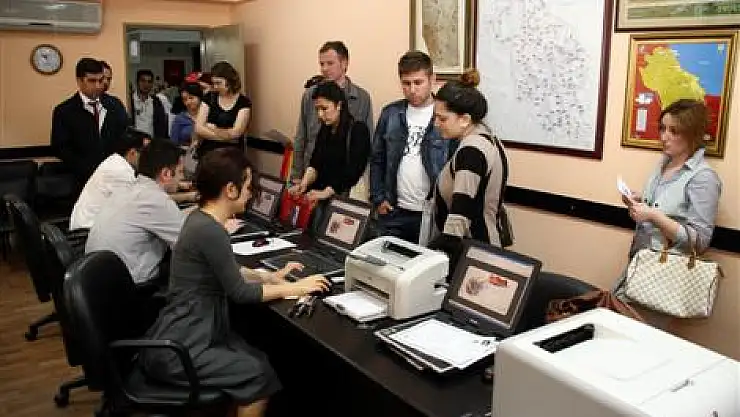 Öğretmen adayları başvurularını yapıyor