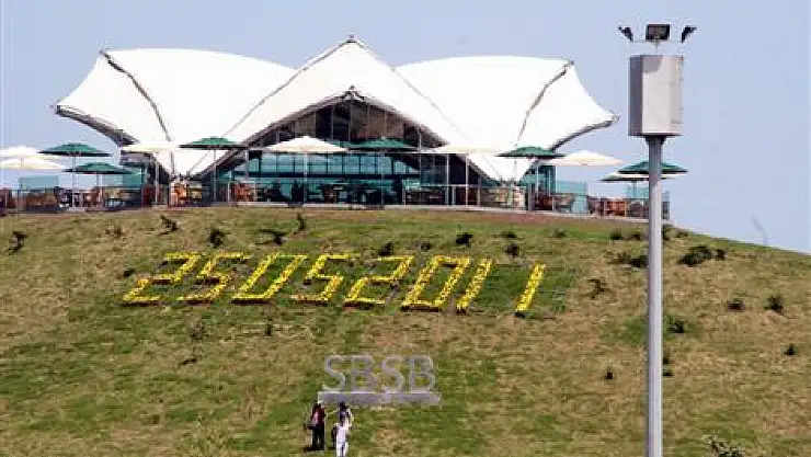 Çiçeklerle günün tarihi atılıyor