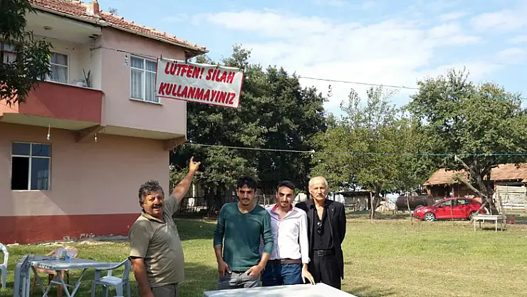 Pankart astı, silah attırmadı