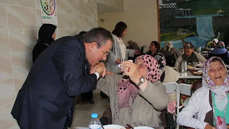 Milletvekili Zeybek aşure dağıttı