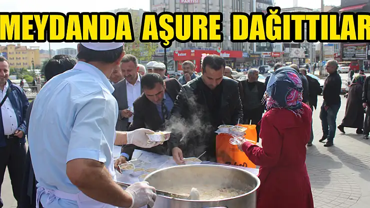 Meydanda aşure dağıttılar