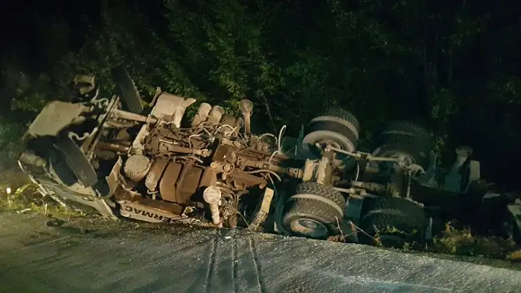 Salıpazarı'nda Beton Mikseri Devrildi