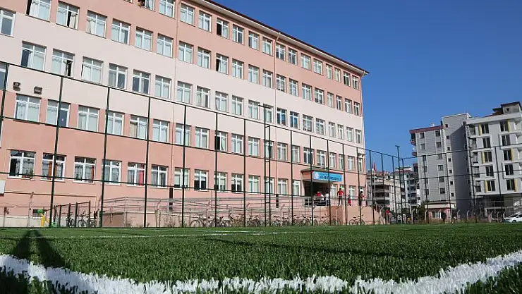  Atakum'dan okula halı saha