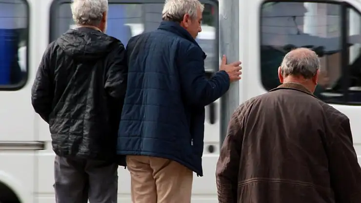 Elektrik direğini 'Canım benim' diye sevdi