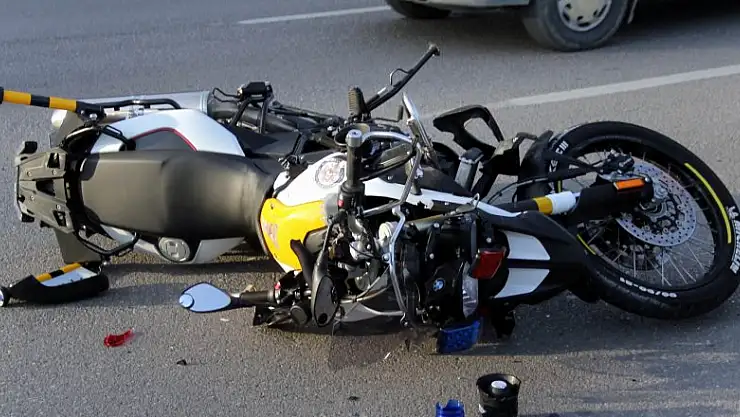  Valilik aracına eskortluk eden motosikletli polis kaza yaptı: 1 yaralı