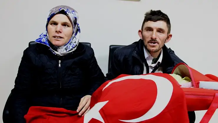  15 yıl sonra çocuk sahibi olan çift bebeklerini Türk bayrağına sardı