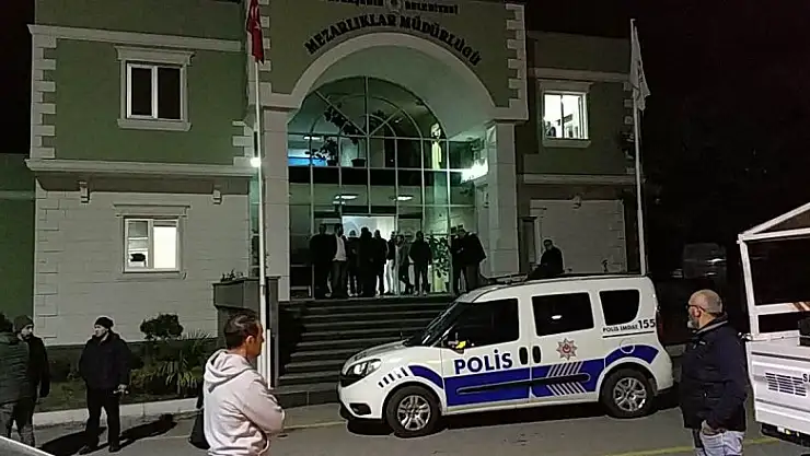 Mezar sorup bekçiyi hastanelik ettiler