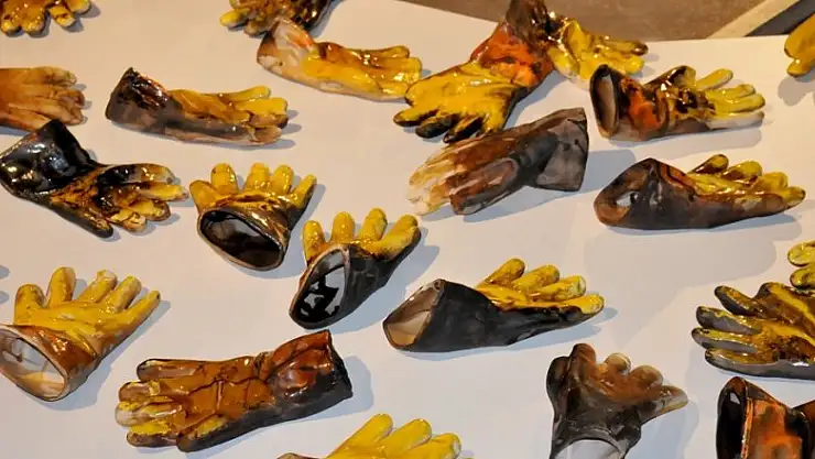 İş kazalarına dikkat çekmek için iş eldivenlerinden sergi açıldı