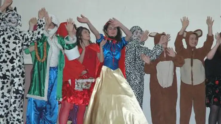 Kız meslek lisesinden defile