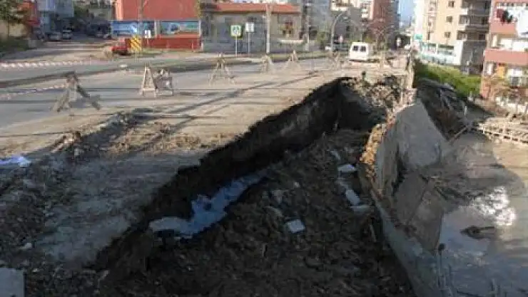 Patlayan su heyelana neden oldu