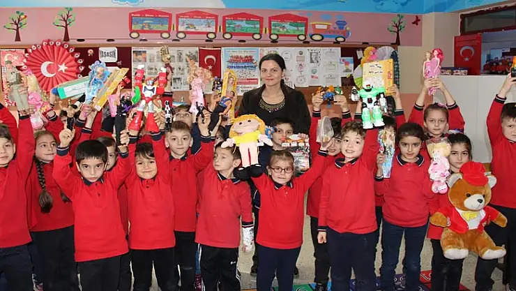 Köydeki arkadaşları için koli koli oyuncak topladılar