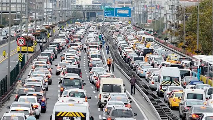 HAFTADA 9 SAATİMİZ TRAFİKTE GEÇİYOR