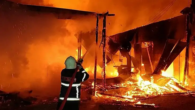 Samsun'da palet fabrikası alev alev yandı