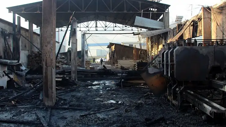 Küle dönen fabrikada 2 milyonluk zarar var