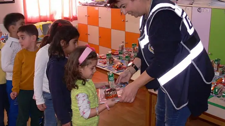 Polis minik öğrencilerle bir araya geldi 