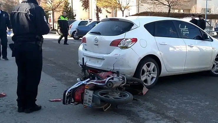 Otomobile çarpan motosiklet sürücüsü yaralandı