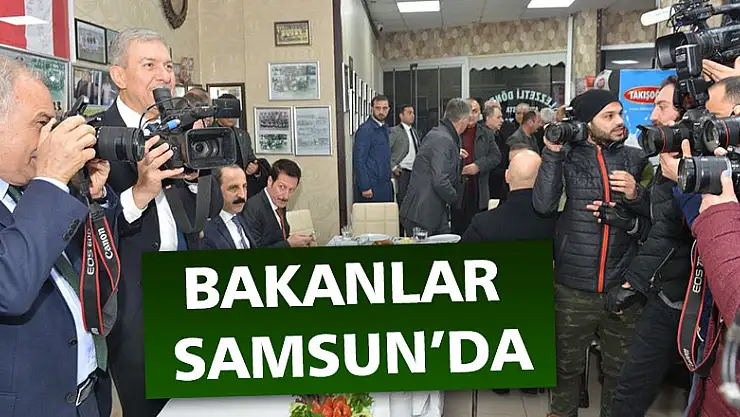 Bakanlar Demircan ve Fakıbaba, basın mensuplarına karanfil dağıttı