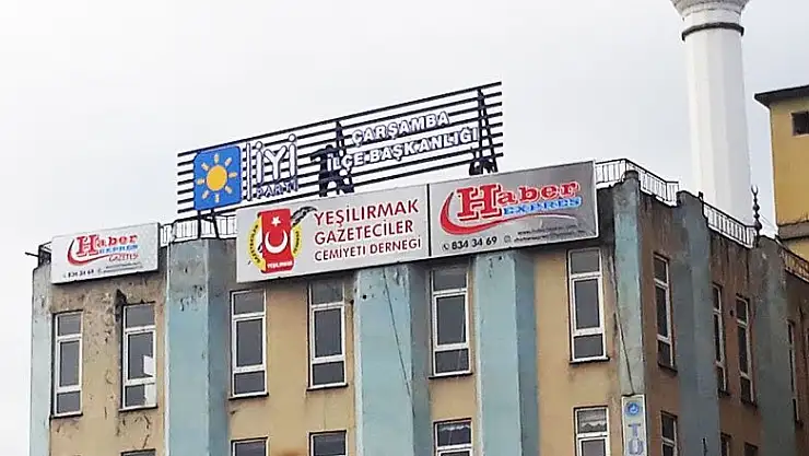 İYİ Parti tabela ile başladı