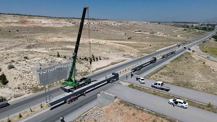 60 tonluk köprü kirişleri vinçle yerleştirildi