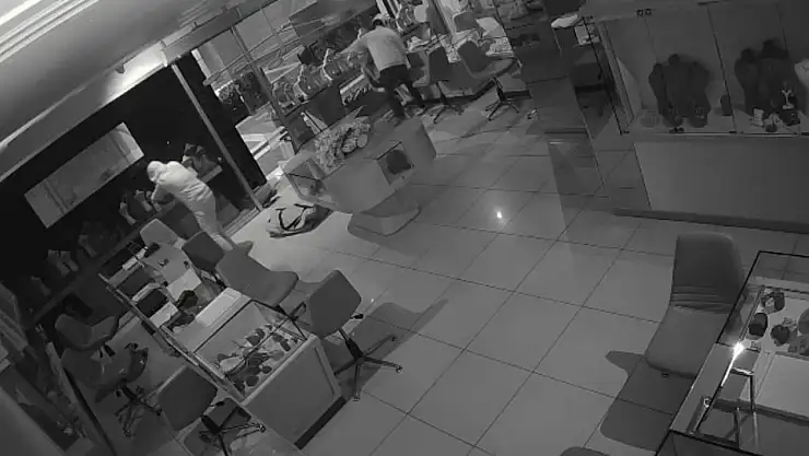 600 bin dolar değerinde ziynet eşyası çaldı