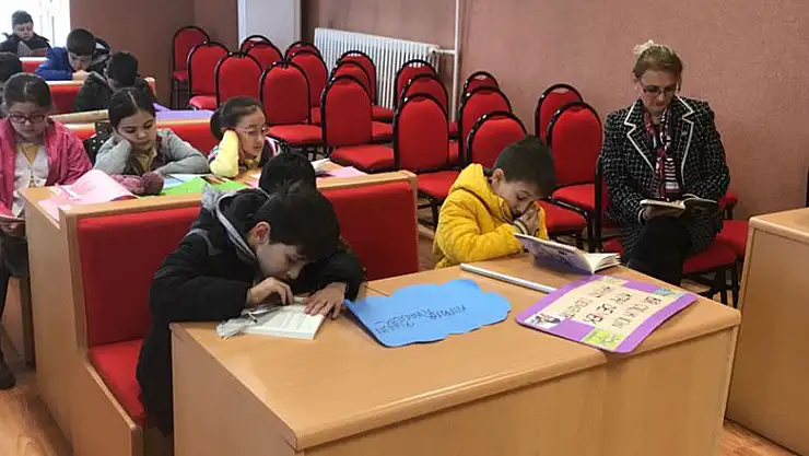 Öğrenciler Belediyede kitap okudu