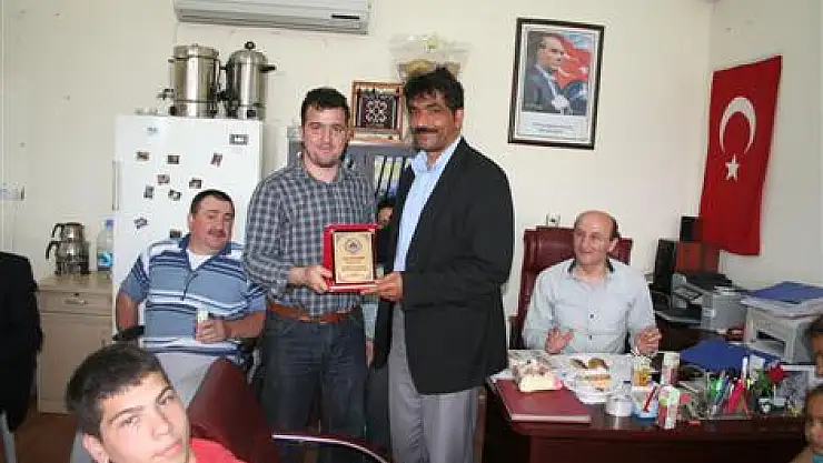 ÇABED' den Gazetemize plaket