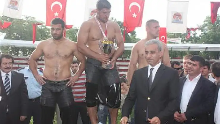 Güreşte başpehlivan Recep Kara oldu