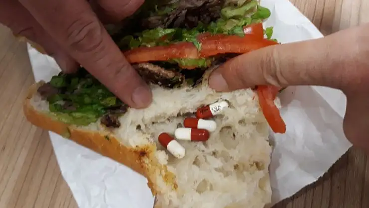 Uyuşturucudan gözaltındaki arkadaşına 'döner ekmek arası' hap götürdü