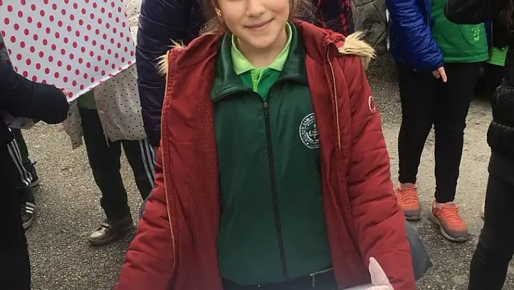 Öğrenciler 'sokak canlarının yanında'