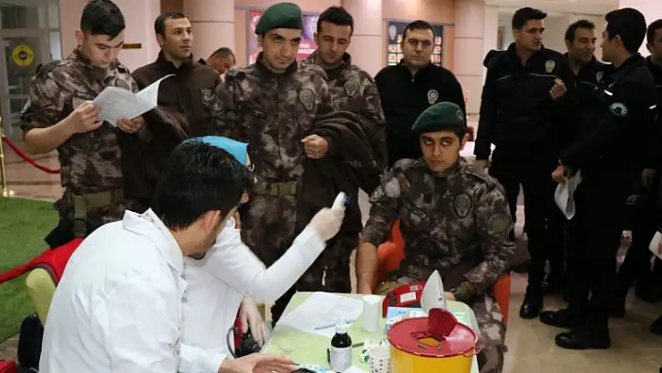 Samsun'da polisler kan vermek için kuyruk oluşturdu