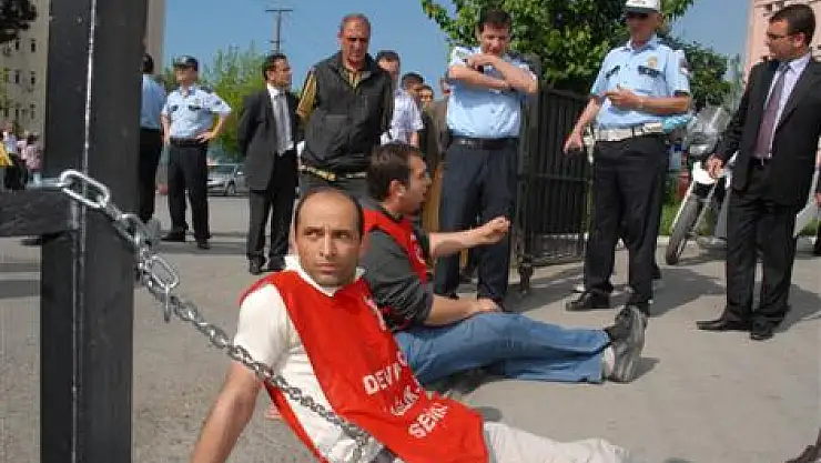 Bakanın geleceği okulun bahçesine kendilerini zincirlediler