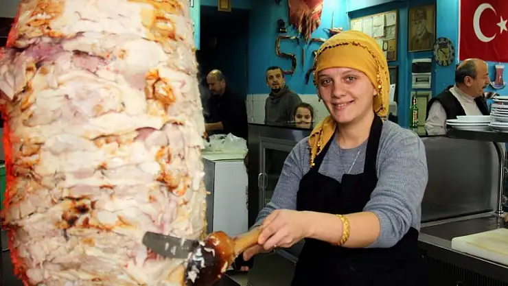 'Yeter usta' döner kesip, pide ve lahmacun yapıyor