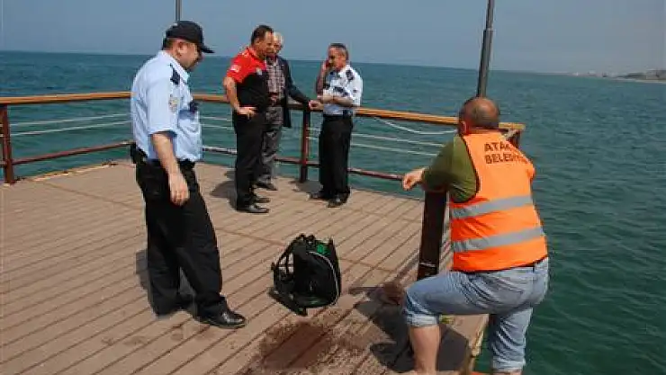Denizde bulunan çanta polisi alarma geçirdi