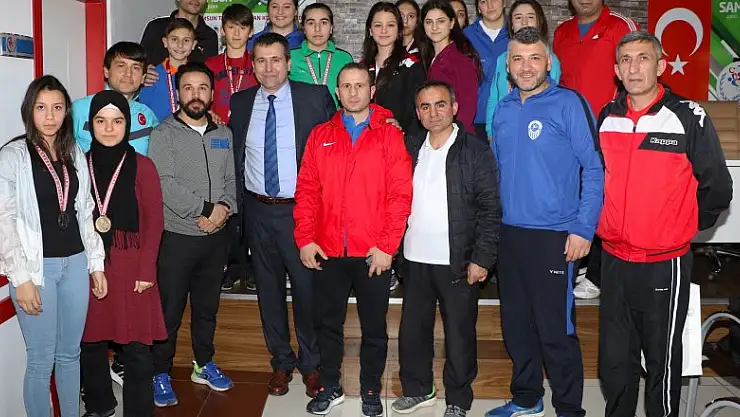 KARAYILMAZ ŞAMPİYON SPORCULARI ÖDÜLLENDİRDİ