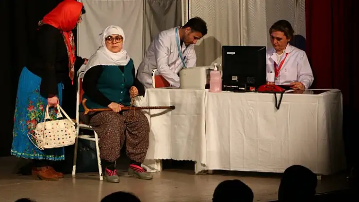 Sağlık çalışanları Samsun'da tiyatro oyunu sahneledi 