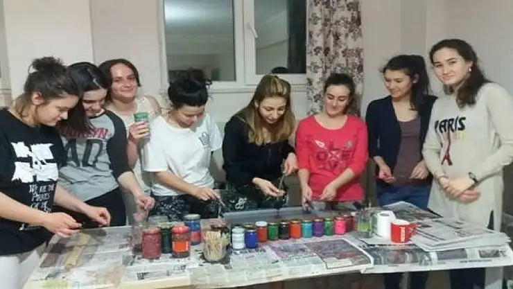 Samsun'da yabancı öğrencilere 'ebru' dersi 